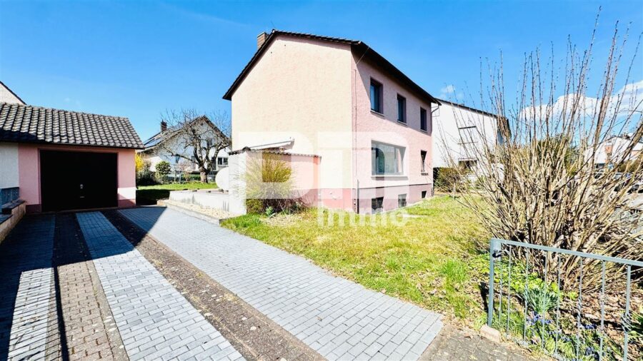 Zeitlose Eleganz trifft Moderne: Modernisiertes Einfamilienhaus mit großem Garten und Garage - Zufahrt Garage / Vorgaretnbereich